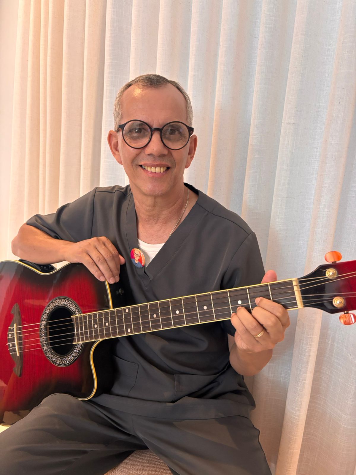 Frantor Cesar Oliveira tocando violão